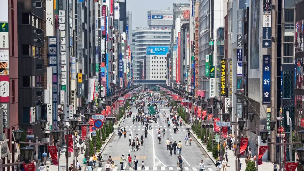 Khu phố Ginza (Tokyo, Nhật Bản) hoạt động nhộn nhịp cả ngày lẫn đêm. Khu phố Ginza (Tokyo, Nhật Bản) hoạt động nhộn nhịp cả ngày lẫn đêm. 