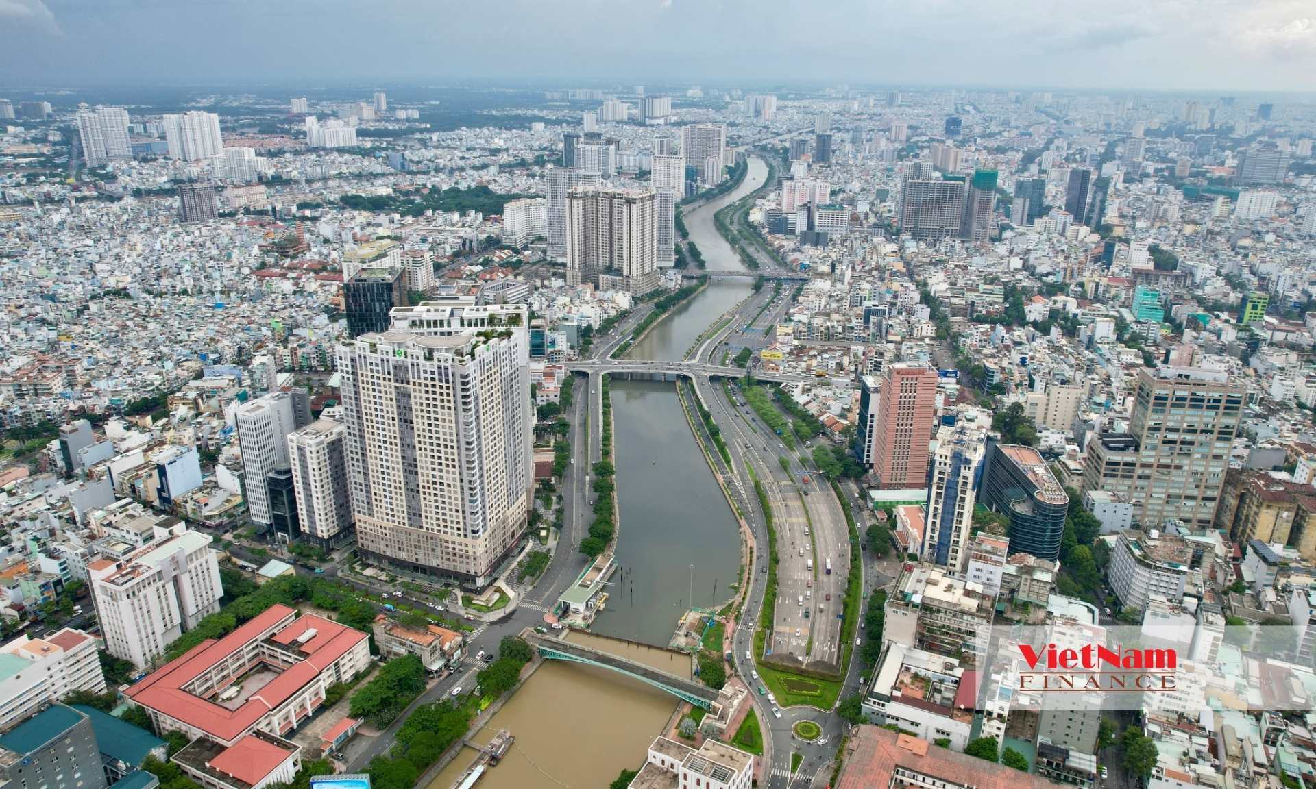 TP.HCM rộng gấp đôi Hà Nội: 'Giá BĐS còn hợp lý, cơ hội kiếm lời dài hạn' - Ảnh 1 TP.HCM rộng gấp đôi Hà Nội: 'Giá BĐS còn hợp lý, cơ hội kiếm lời dài hạn' - Ảnh 1