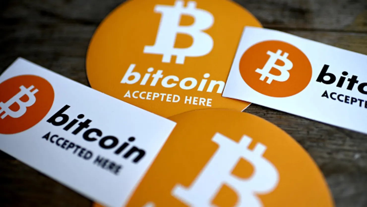 Các nhãn dán Bitcoin tại quán bar và nhà máy bia La Fracasse ở Talence, ngoại ô Bordeaux, tây nam nước Pháp vào ngày 26/6/2025. (Ảnh: Christophe Archambault/AFP/ Getty Images) Các nhãn dán Bitcoin tại quán bar và nhà máy bia La Fracasse ở Talence, ngoại ô Bordeaux, tây nam nước Pháp vào ngày 26/6/2025. (Ảnh: Christophe Archambault/AFP/ Getty Images) 