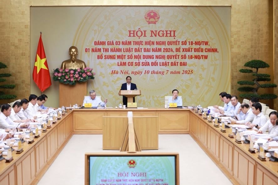 Thủ tướng cho rằng, đất đai là vấn đề khó, nhạy cảm, phức tạp nên phải kiên trì, kiên định; hết sức lắng nghe các ý kiến nhà quản lý, nhà khoa học, người dân, doanh nghiệp; không cầu toàn, không nóng vội trong quá trình điều chỉnh, bổ sung - Ảnh: VGP/Nhật Bắc Thủ tướng cho rằng, đất đai là vấn đề khó, nhạy cảm, phức tạp nên phải kiên trì, kiên định; hết sức lắng nghe các ý kiến nhà quản lý, nhà khoa học, người dân, doanh nghiệp; không cầu toàn, không nóng vội trong quá trình điều chỉnh, bổ sung - Ảnh: VGP/Nhật Bắc