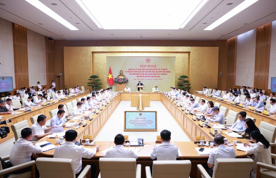 Thủ tướng yêu cầu cơ quan chủ trì tổng hợp một số nội dung làm cơ sở để các cơ quan bổ sung, hoàn thiện Hồ sơ trình Bộ Chính trị. Trong đó, khẳng định Nghị quyết số 18-NQ/TW là cơ sở chính trị để tiếp tục hoàn thiện và thực thi hiệu quả chính sách pháp luật về đất đai trong thời gian tới - Ảnh: VGP/Nhật Bắc Thủ tướng yêu cầu cơ quan chủ trì tổng hợp một số nội dung làm cơ sở để các cơ quan bổ sung, hoàn thiện Hồ sơ trình Bộ Chính trị. Trong đó, khẳng định Nghị quyết số 18-NQ/TW là cơ sở chính trị để tiếp tục hoàn thiện và thực thi hiệu quả chính sách pháp luật về đất đai trong thời gian tới - Ảnh: VGP/Nhật Bắc