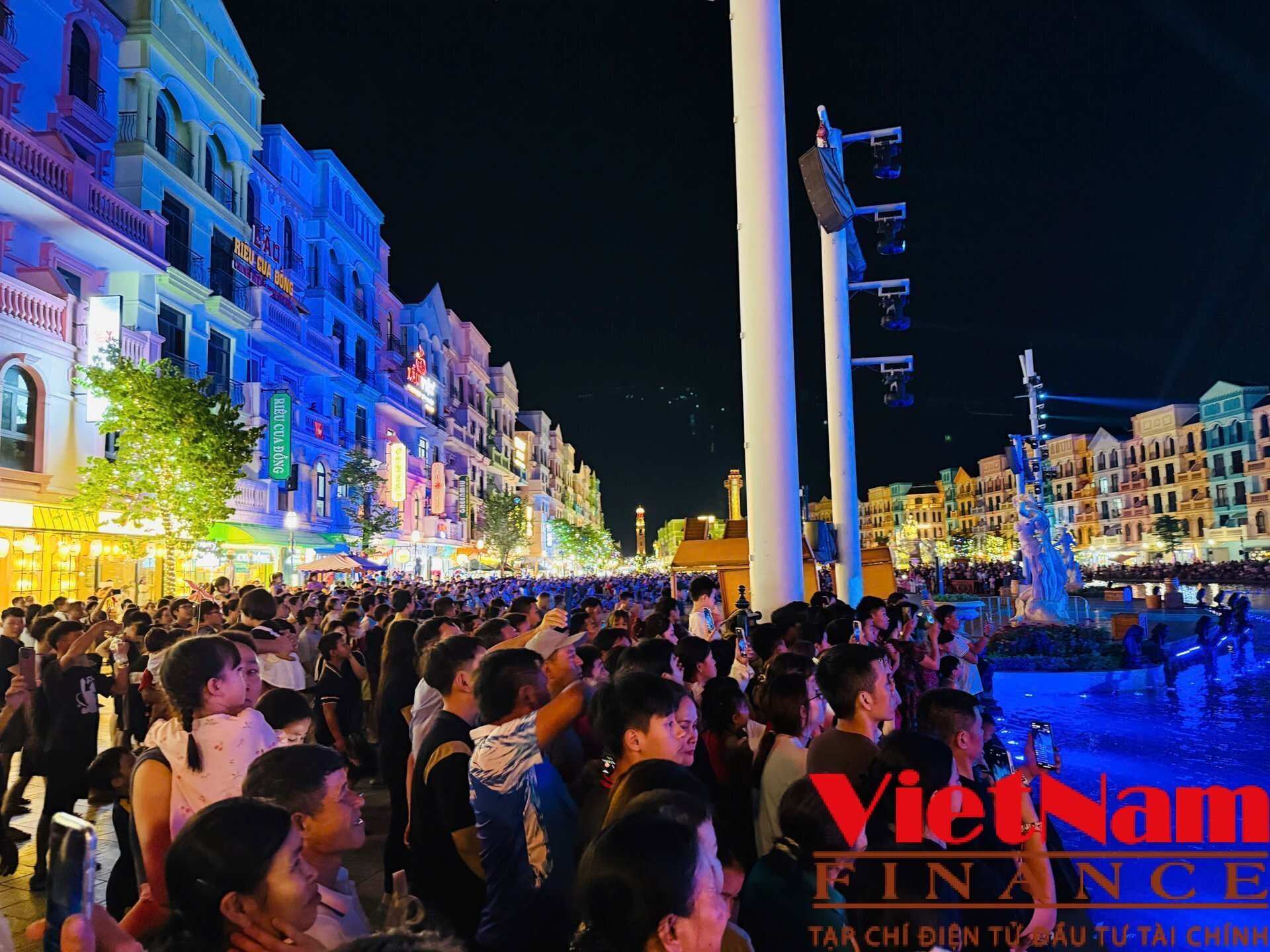 Phố đêm rực sáng tại Khu đô thị Ocean Park ở Hưng Yên - Ảnh 5 Phố đêm rực sáng tại Khu đô thị Ocean Park ở Hưng Yên - Ảnh 5