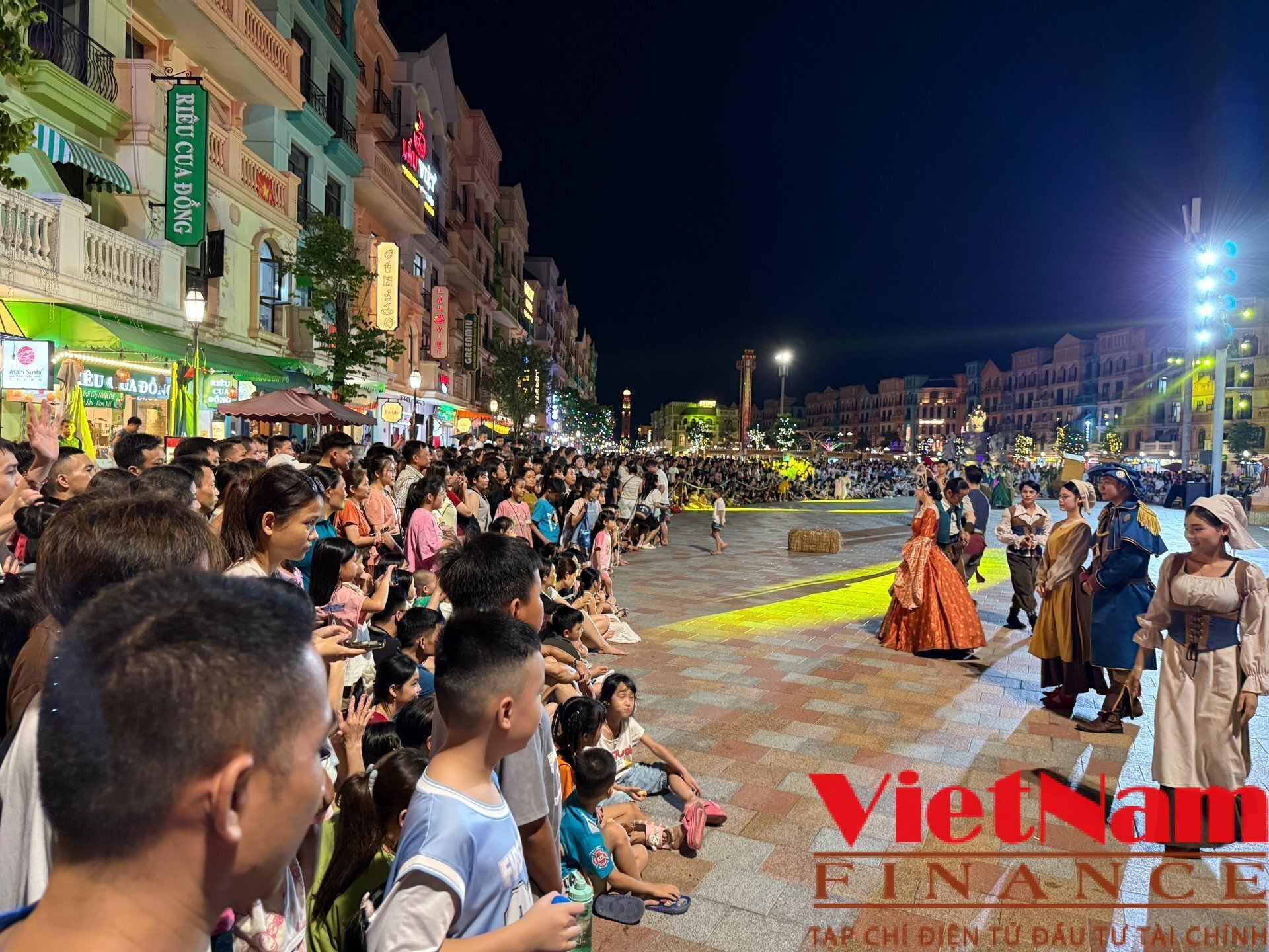 Phố đêm rực sáng tại Khu đô thị Ocean Park ở Hưng Yên - Ảnh 10 Phố đêm rực sáng tại Khu đô thị Ocean Park ở Hưng Yên - Ảnh 10