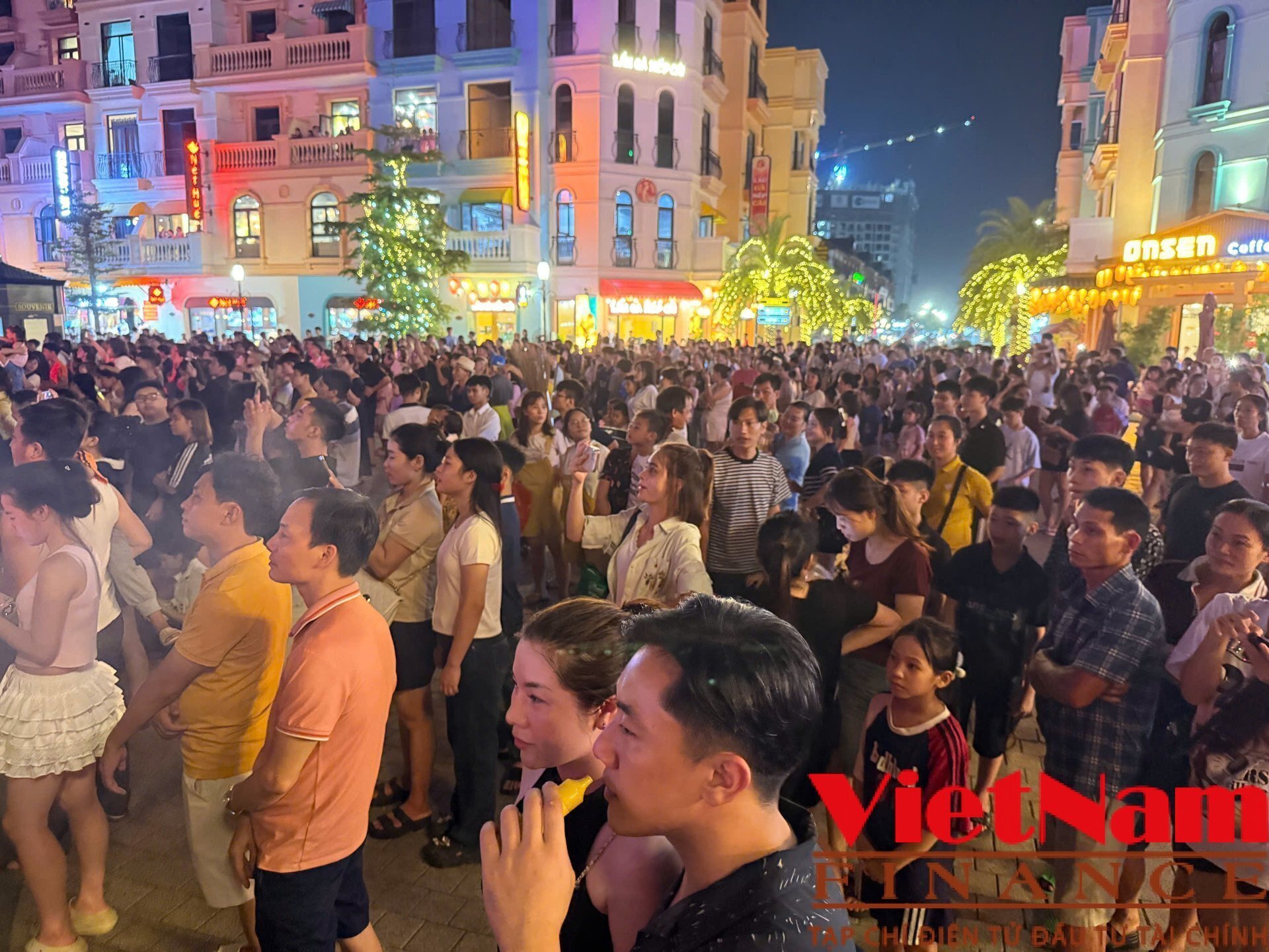 Phố đêm rực sáng tại Khu đô thị Ocean Park ở Hưng Yên - Ảnh 6 Phố đêm rực sáng tại Khu đô thị Ocean Park ở Hưng Yên - Ảnh 6