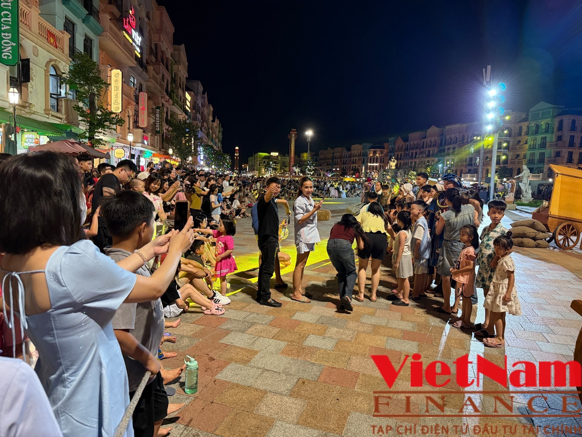 Phố đêm rực sáng tại Khu đô thị Ocean Park ở Hưng Yên - Ảnh 11 Phố đêm rực sáng tại Khu đô thị Ocean Park ở Hưng Yên - Ảnh 11