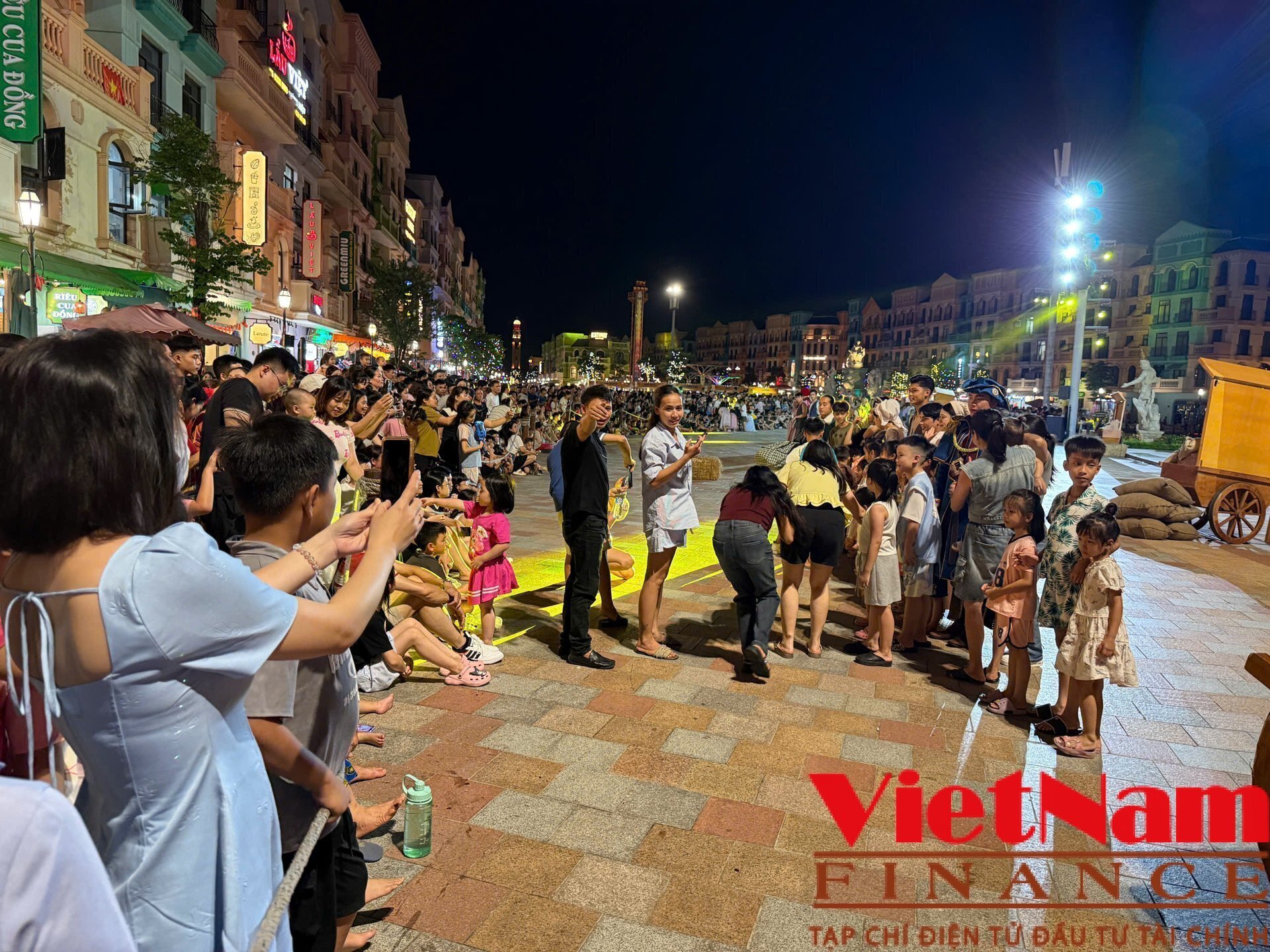 Phố đêm rực sáng tại Khu đô thị Ocean Park ở Hưng Yên - Ảnh 8 Phố đêm rực sáng tại Khu đô thị Ocean Park ở Hưng Yên - Ảnh 8