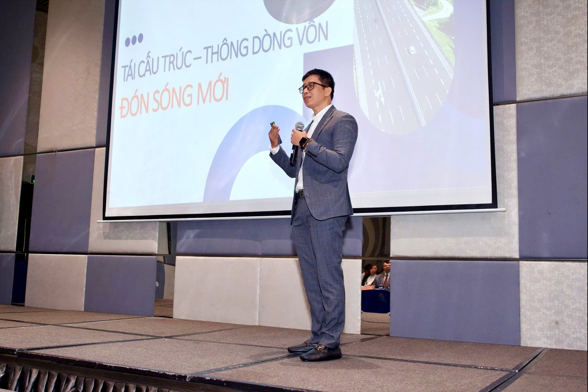 Ông Nguyễn Minh Hoàng, Giám đốc Phân tích Công ty Chứng khoán Nhất Việt (VFS) Ông Nguyễn Minh Hoàng, Giám đốc Phân tích Công ty Chứng khoán Nhất Việt (VFS)