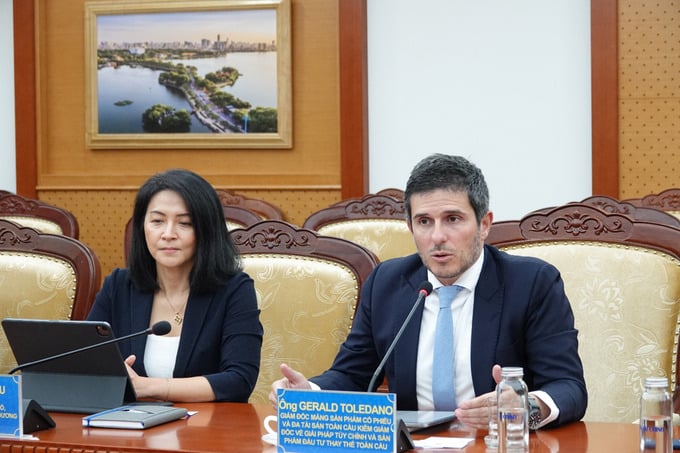 Ông Gerald Toledano - Giám đốc Mảng Sản phẩm Cổ phiếu và Đa tài sản Toàn cầu của FTSE Russell. Ông Gerald Toledano - Giám đốc Mảng Sản phẩm Cổ phiếu và Đa tài sản Toàn cầu của FTSE Russell. 