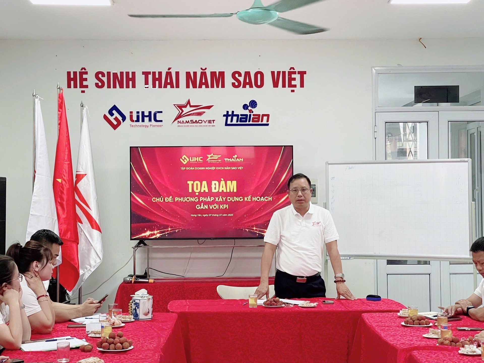 Ông Nguyễn Đình Uyên - Chủ tịch HĐQT kiêm Tổng giám đốc Tập đoàn Doanh nghiệp KHCN Năm Sao Việt trong chương trình tọa đàm chuyên đề với chủ đề: Phương pháp Xây dựng kế hoạch gắn với KPI. Ông Nguyễn Đình Uyên - Chủ tịch HĐQT kiêm Tổng giám đốc Tập đoàn Doanh nghiệp KHCN Năm Sao Việt trong chương trình tọa đàm chuyên đề với chủ đề: "Phương pháp Xây dựng kế hoạch gắn với KPI". 