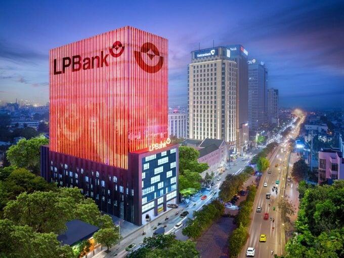 Tính đến ngày 30/6/2025, tổng tài sản của LPBank tăng 1% so với cùng kỳ, đạt 513.613 tỷ đồng. Tính đến ngày 30/6/2025, tổng tài sản của LPBank tăng 1% so với cùng kỳ, đạt 513.613 tỷ đồng.