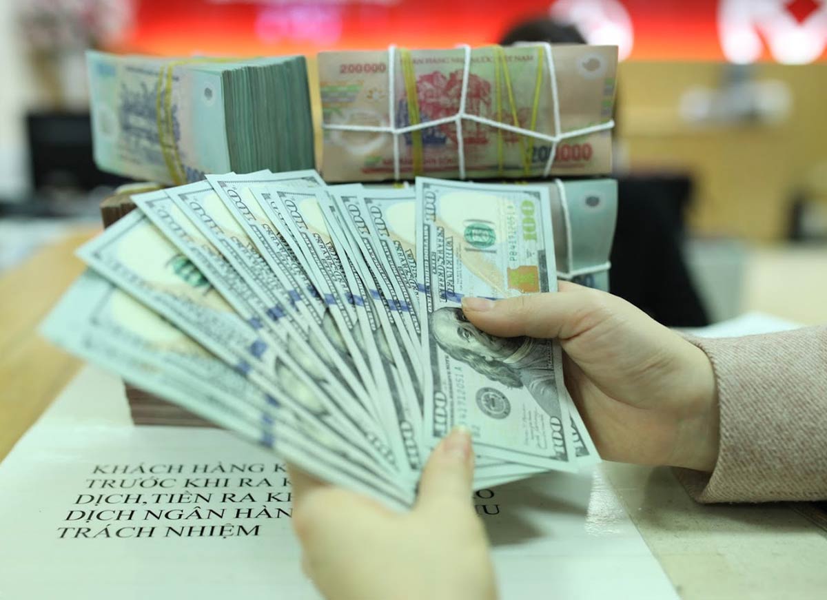 Giá USD ngân hàng đi lên, tỷ giá trung tâm xác lập kỷ lục mới - Ảnh 1 Giá USD ngân hàng đi lên, tỷ giá trung tâm xác lập kỷ lục mới - Ảnh 1