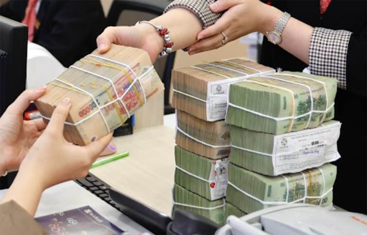 Lãi suất tiết kiệm rục rịch tăng, ngân hàng đua hút tiền gửi - Ảnh 1 Lãi suất tiết kiệm rục rịch tăng, ngân hàng đua hút tiền gửi - Ảnh 1