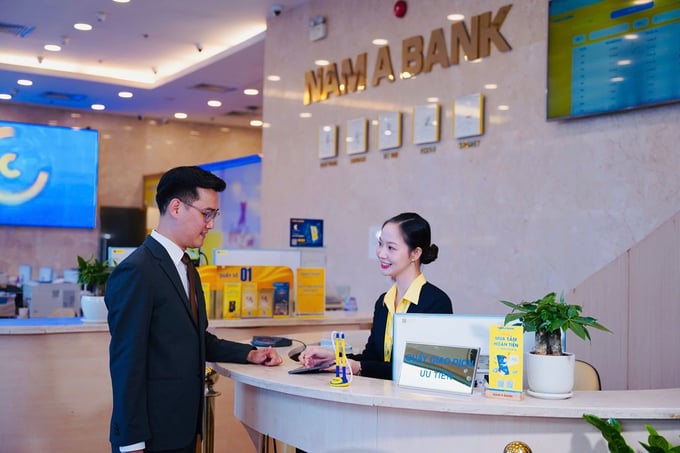 Khách hàng giao dịch tại Nam A Bank. Khách hàng giao dịch tại Nam A Bank.