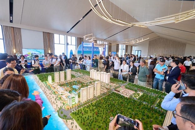 Khách hàng tham quan, trải nghiệm sa bàn Blanca City Khách hàng tham quan, trải nghiệm sa bàn Blanca City 