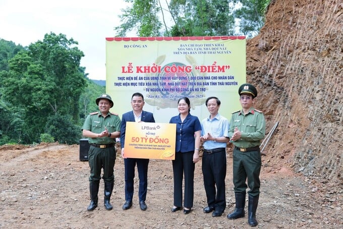 Ông Hồ Nam Tiến, Phó Chủ tịch Thường trực HĐQT LPBank trao tặng 50 tỷ đồng cho tỉnh Thái Nguyên Ông Hồ Nam Tiến, Phó Chủ tịch Thường trực HĐQT LPBank trao tặng 50 tỷ đồng cho tỉnh Thái Nguyên