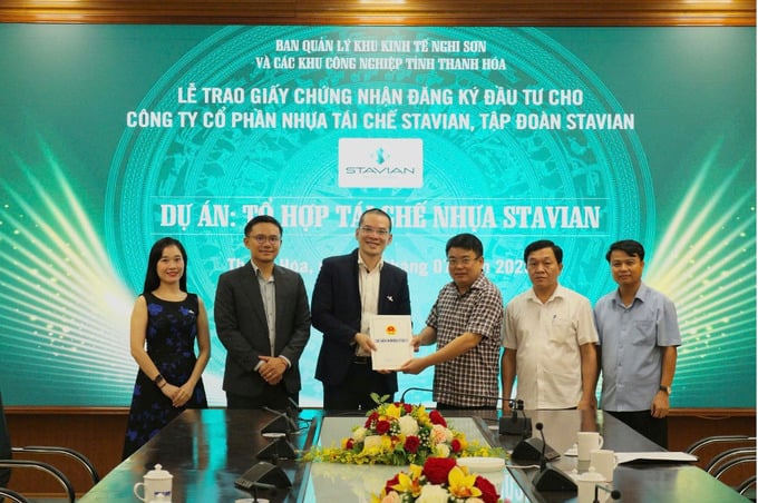 Công ty Cổ phần Nhựa tái chế Stavian chính thức nhận Giấy chứng nhận đăng ký đầu tư cho Dự án Tổ hợp Tái chế Nhựa Stavian. Công ty Cổ phần Nhựa tái chế Stavian chính thức nhận Giấy chứng nhận đăng ký đầu tư cho Dự án Tổ hợp Tái chế Nhựa Stavian.
