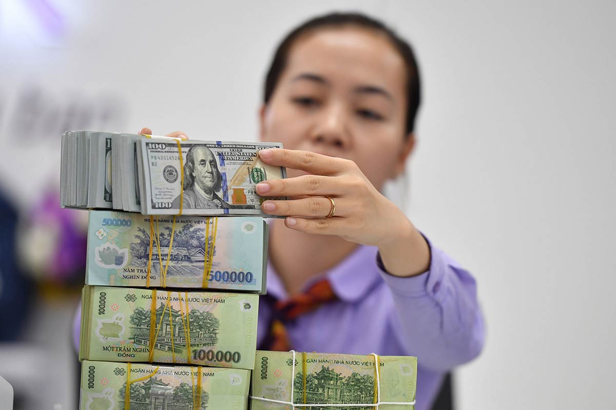 NHNN bơm lượng tiền lớn, lãi suất liên ngân hàng vẫn cao - Ảnh 1 NHNN bơm lượng tiền lớn, lãi suất liên ngân hàng vẫn cao - Ảnh 1