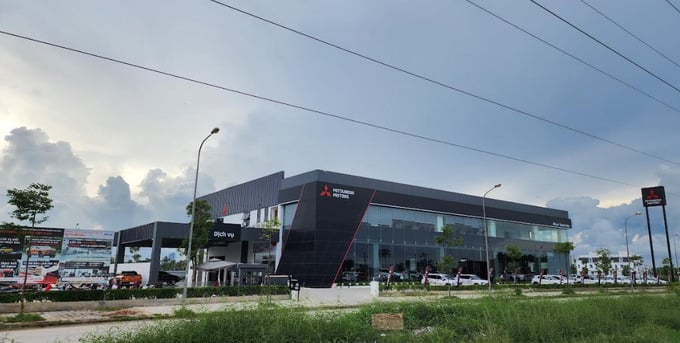 Trên thực tế, nhà đầu tư đã xây dựng một showroom ô tô và đưa vào hoạt động kinh doanh tại khu đất này. Trên thực tế, nhà đầu tư đã xây dựng một showroom ô tô và đưa vào hoạt động kinh doanh tại khu đất này.