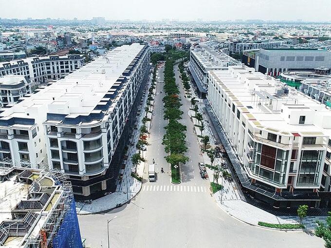 Thị trường biệt thự và nhà liền kề tại TP.HCM đang ghi nhận mức giá chào bán cao kỷ lục, với một số dự án chạm ngưỡng 1 tỷ đồng/m2. Thị trường biệt thự và nhà liền kề tại TP.HCM đang ghi nhận mức giá chào bán cao kỷ lục, với một số dự án chạm ngưỡng 1 tỷ đồng/m2.
