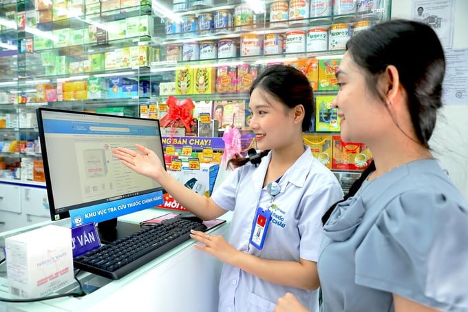 Dược sĩ Long Châu hướng dẫn khách tra cứu thông tin sản phẩm ngay tại nhà thuốc Dược sĩ Long Châu hướng dẫn khách tra cứu thông tin sản phẩm ngay tại nhà thuốc
