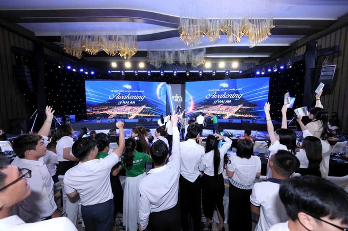 Lumira Ville được giới thiệu trong không khí bùng nổ của sự kiện, với sự tham dự của các đại lý chiến lược cùng nhân viên kinh doanh toàn miền Bắc. Lumira Ville được giới thiệu trong không khí bùng nổ của sự kiện, với sự tham dự của các đại lý chiến lược cùng nhân viên kinh doanh toàn miền Bắc.