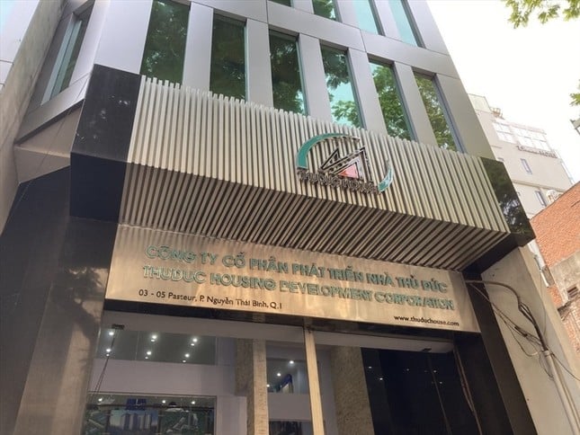 Mặc dù ghi nhận khoản lãi gần 19 tỷ đồng trong 6 tháng đầu năm 2025, TDH vẫn đang đối mặt với hàng loạt khó khăn tài chính nghiêm trọng. Trong đó, nổi bật là khoản lỗ lũy kế vượt 1.000 tỷ đồng, công nợ khó đòi lên đến hơn 430 tỷ đồng và nhiều vụ việc pháp lý chưa được giải quyết triệt để. Mặc dù ghi nhận khoản lãi gần 19 tỷ đồng trong 6 tháng đầu năm 2025, TDH vẫn đang đối mặt với hàng loạt khó khăn tài chính nghiêm trọng. Trong đó, nổi bật là khoản lỗ lũy kế vượt 1.000 tỷ đồng, công nợ khó đòi lên đến hơn 430 tỷ đồng và nhiều vụ việc pháp lý chưa được giải quyết triệt để.