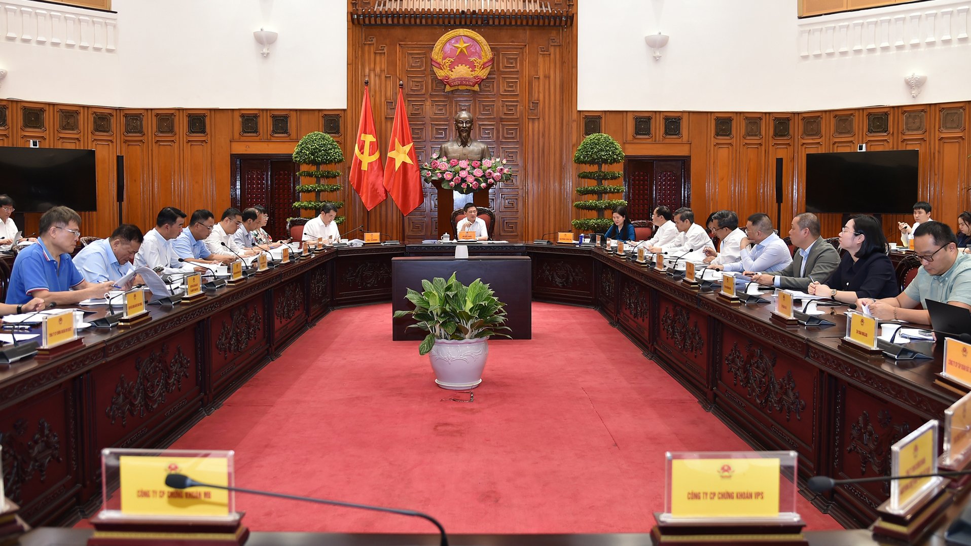 Phó Thủ tướng Hồ Đức Phớc họp với các doanh nghiệp, hiệp hội về dự án Luật Thuế thu nhập cá nhân (thay thế). Phó Thủ tướng Hồ Đức Phớc họp với các doanh nghiệp, hiệp hội về dự án Luật Thuế thu nhập cá nhân (thay thế). 