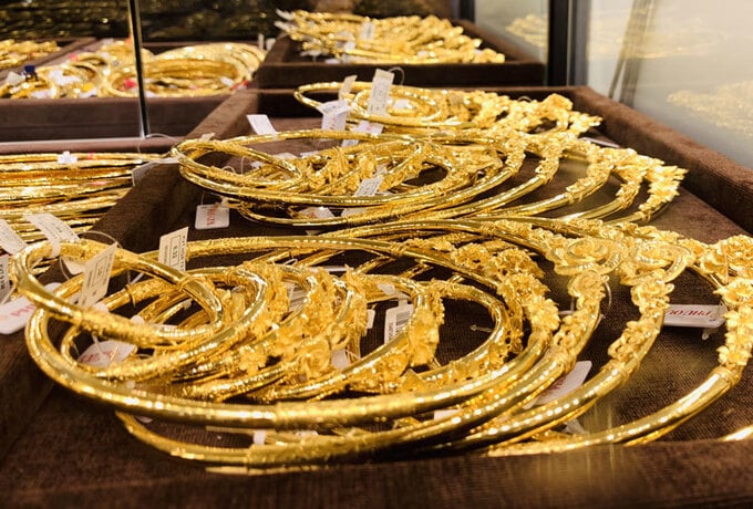 Giá vàng đồng loạt lao dốc sau quyết định của Fed. Giá vàng đồng loạt lao dốc sau quyết định của Fed.