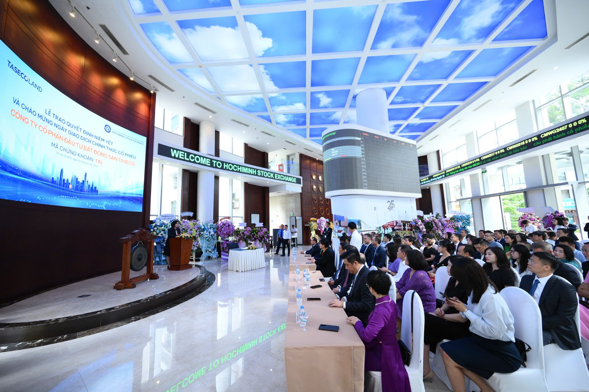 Toàn cảnh buổi lễ trao quyết định niêm yết cổ phiếu TAL Toàn cảnh buổi lễ trao quyết định niêm yết cổ phiếu TAL