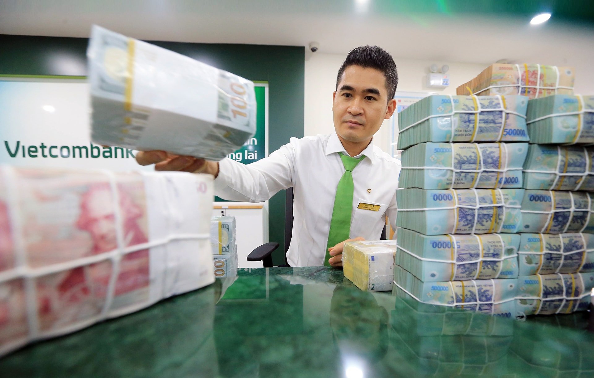 Lợi nhuận ngân hàng nửa đầu năm tăng đột biến: Lãi đến từ đâu? - Ảnh 1 Lợi nhuận ngân hàng nửa đầu năm tăng đột biến: Lãi đến từ đâu? - Ảnh 1
