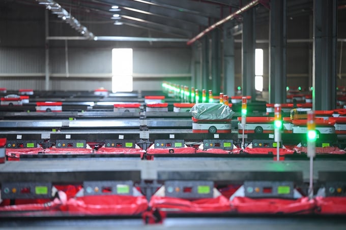 Viettel Post tiếp tục ưu tiên phát triển đồng bộ 4 trụ cột chiến lược: Chuyển phát, Kho vận, Vận tải và Thương mại dịch vụ. Viettel Post tiếp tục ưu tiên phát triển đồng bộ 4 trụ cột chiến lược: Chuyển phát, Kho vận, Vận tải và Thương mại dịch vụ.
