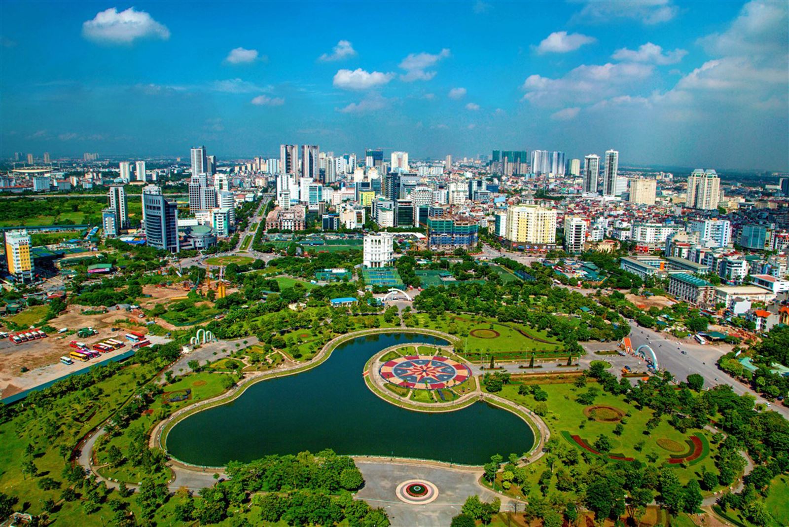 Luật Thủ đô là tín hiệu mạnh mẽ cho giới đầu tư. Luật Thủ đô là tín hiệu mạnh mẽ cho giới đầu tư.