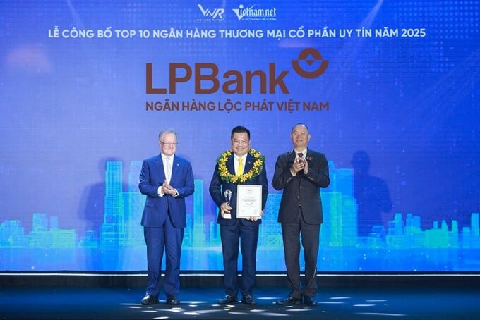 Ông Bùi Thái Hà, Phó Chủ tịch HĐQT LPBank nhận cúp và chứng nhận Top 10 Ngân hàng TMCP uy tín năm 2025 từ Ban tổ chức Ông Bùi Thái Hà, Phó Chủ tịch HĐQT LPBank nhận cúp và chứng nhận Top 10 Ngân hàng TMCP uy tín năm 2025 từ Ban tổ chức