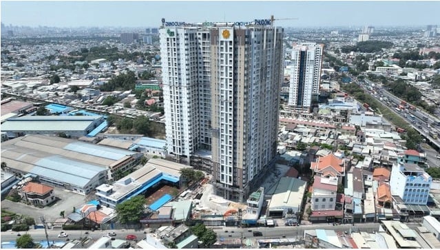 Phú Đông Group vừa ra mắt dòng căn hộ mới tại dự án Phú Đông SkyOne. Dự án được xây dựng trên khu đất hơn 5.600 m2 ở Tp.Dĩ An cũ, dự kiến cũng cấp khoảng 800 căn hộ ra thị trường, giá bán từ 32 triệu đồng/m2. Phú Đông Group vừa ra mắt dòng căn hộ mới tại dự án Phú Đông SkyOne. Dự án được xây dựng trên khu đất hơn 5.600 m2 ở Tp.Dĩ An cũ, dự kiến cũng cấp khoảng 800 căn hộ ra thị trường, giá bán từ 32 triệu đồng/m2.