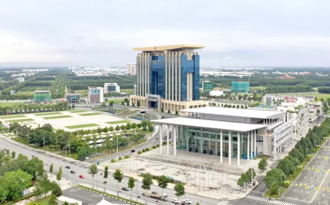 Sau khi Bình Dương sáp nhập vào Tp.HCM, hàng loạt dự án giá “mềm” đồng loạt ra mắt, nhắm đến nhóm khách mua ở thực từ Tp.HCM. Tuy nhiên, chuyên gia khuyến nghị người mua cần tính toán kỹ phương án di chuyển trước khi xuống tiền. Sau khi Bình Dương sáp nhập vào Tp.HCM, hàng loạt dự án giá “mềm” đồng loạt ra mắt, nhắm đến nhóm khách mua ở thực từ Tp.HCM. Tuy nhiên, chuyên gia khuyến nghị người mua cần tính toán kỹ phương án di chuyển trước khi xuống tiền.