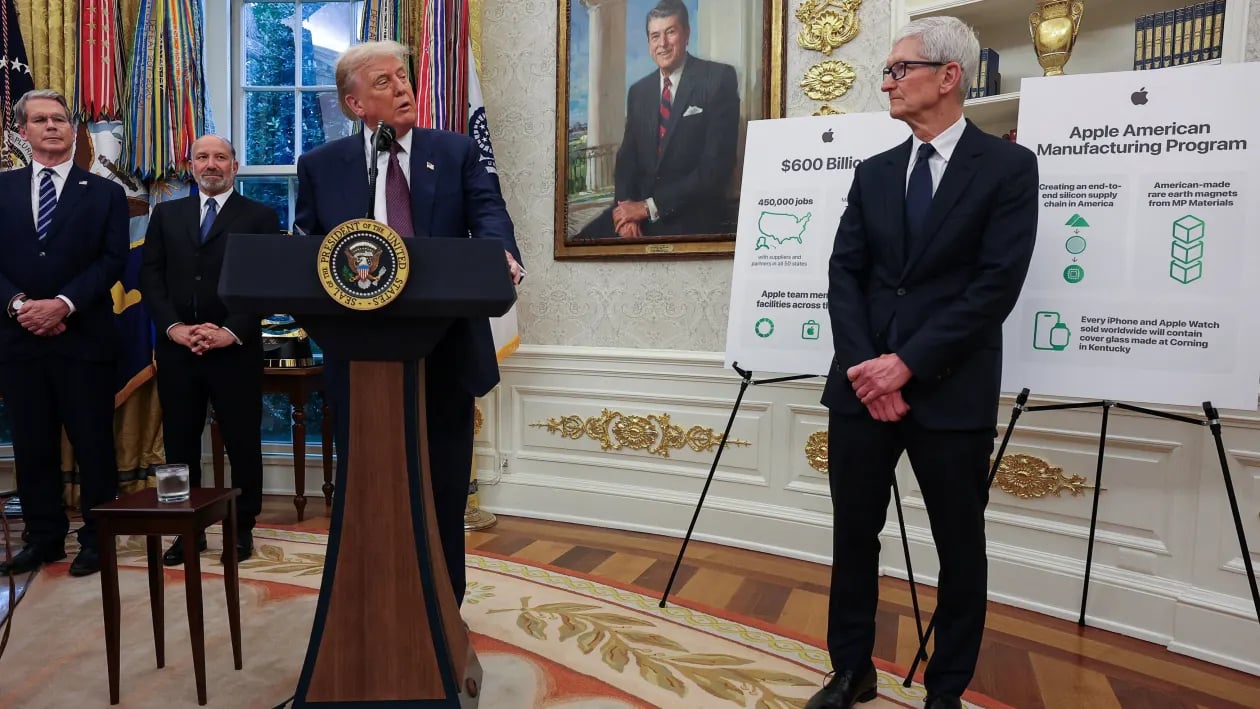 Tổng thống Donald Trump và CEO Apple Tim Cook thông báo của Apple về khoản đầu tư 100 tỷ USD tại Mỹ. Ảnh: Reuters Tổng thống Donald Trump và CEO Apple Tim Cook thông báo của Apple về khoản đầu tư 100 tỷ USD tại Mỹ. Ảnh: Reuters