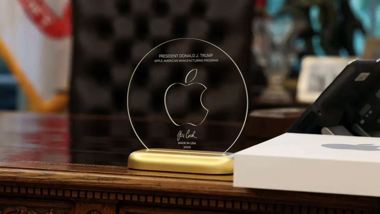 Món quà CEO Apple Tim Cook tặng Tổng thống Donald Trump được đặt trên bàn của Tổng thống tại Phòng Bầu dục thuộc Nhà Trắng ở Washington, ngày 6/8. Ảnh: Reuters Món quà CEO Apple Tim Cook tặng Tổng thống Donald Trump được đặt trên bàn của Tổng thống tại Phòng Bầu dục thuộc Nhà Trắng ở Washington, ngày 6/8. Ảnh: Reuters