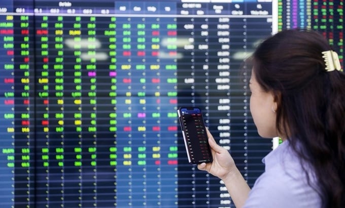 Số lượng tài khoản chứng khoán mở mới tại Việt Nam tăng vọt trong bối cảnh VN-Index vượt đỉnh lịch sử. Số lượng tài khoản chứng khoán mở mới tại Việt Nam tăng vọt trong bối cảnh VN-Index vượt đỉnh lịch sử.