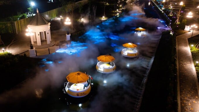 Dòng sông Ánh sáng tại Thành phố Thiên niên kỷ T&T City Millennia vừa được chính thức công nhận là Tuyến đường thủy trong khuôn viên Khu đô thị tích hợp hệ thống phun sương và công nghệ trình chiếu âm thanh, ánh sáng dài nhất. Dòng sông Ánh sáng tại Thành phố Thiên niên kỷ T&T City Millennia vừa được chính thức công nhận là Tuyến đường thủy trong khuôn viên Khu đô thị tích hợp hệ thống phun sương và công nghệ trình chiếu âm thanh, ánh sáng dài nhất. 