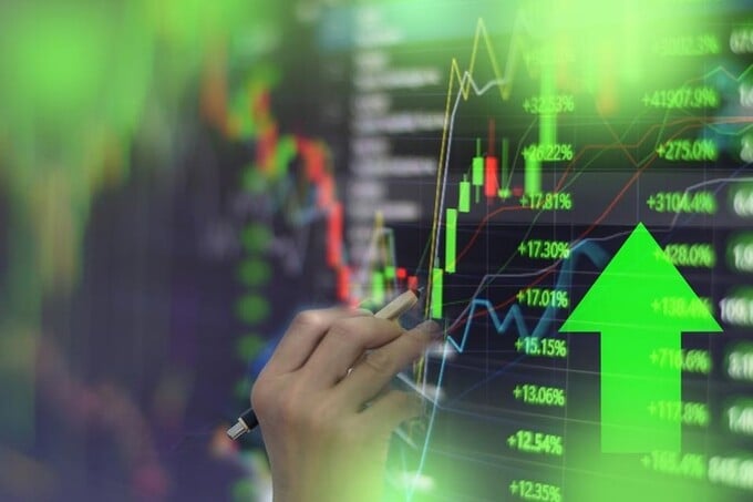 VN-Index tăng gần 12 điểm phiên 11/8 - Ảnh 1 VN-Index tăng gần 12 điểm phiên 11/8 - Ảnh 1