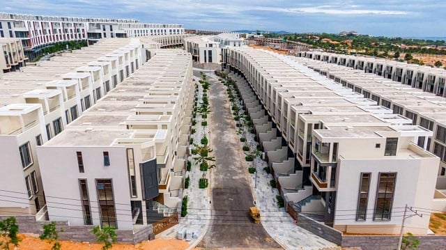 Đến nay, theo ghi nhận của PV, 110 căn biệt thự nhà phố liền kề đã được xây xong và đưa vào sử dụng. 2 block chung cư đang trong quá trình xây dựng và đang mở bán. Đến nay, theo ghi nhận của PV, 110 căn biệt thự nhà phố liền kề đã được xây xong và đưa vào sử dụng. 2 block chung cư đang trong quá trình xây dựng và đang mở bán.