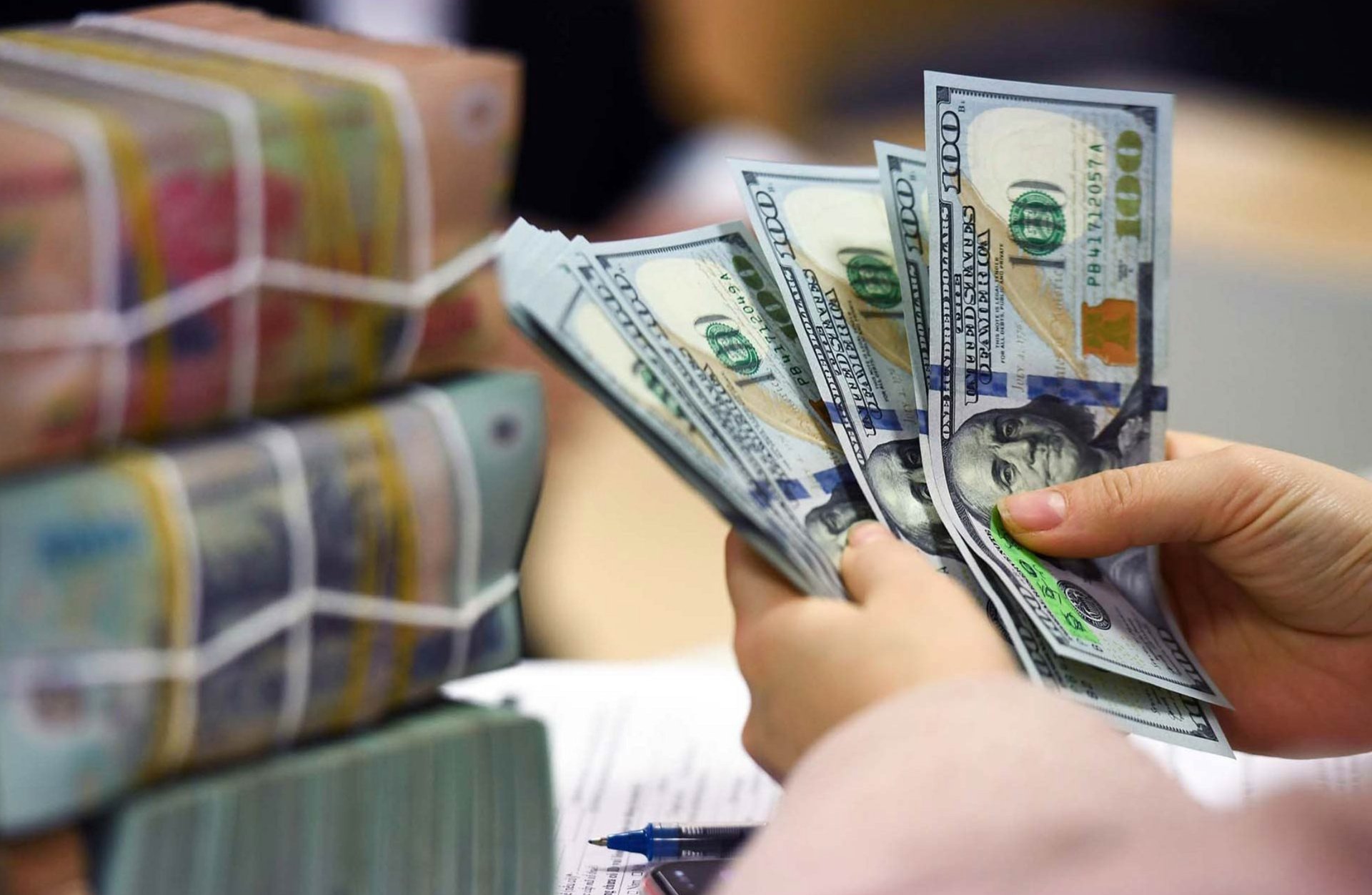 Mặc dù tỷ giá USD/VND tăng mạnh trong thời gian gần đây, nhưng theo chuyên gia, Ngân hàng Nhà nước vẫn có đủ cơ sở để kiên định với chính sách tiền tệ nới lỏng. Mặc dù tỷ giá USD/VND tăng mạnh trong thời gian gần đây, nhưng theo chuyên gia, Ngân hàng Nhà nước vẫn có đủ cơ sở để kiên định với chính sách tiền tệ nới lỏng.