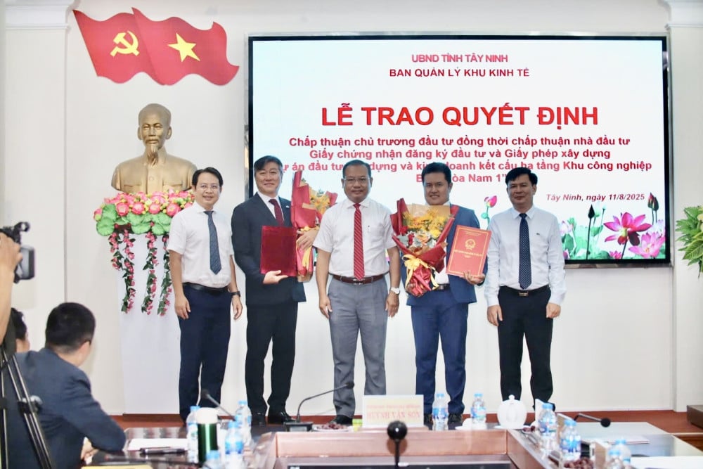 Tây Ninh trao quyết định đầu tư dự án Khu công nghiệp Bình Hòa Nam 1 (ảnh TNO) Tây Ninh trao quyết định đầu tư dự án Khu công nghiệp Bình Hòa Nam 1 (ảnh TNO)
