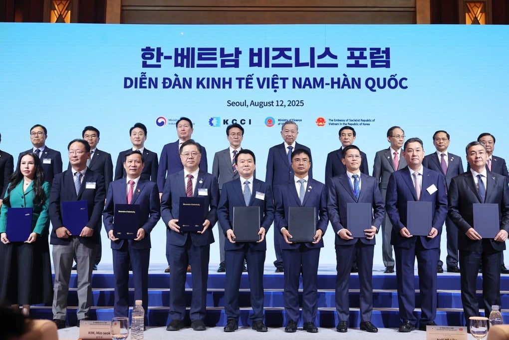 Tổng Bí thư Tô Lâm và Thủ tướng Hàn Quốc Kim Min Seok chứng kiến các đơn vị, doanh nghiệp trao thoả thuận hợp tác (Ảnh: TTXVN) Tổng Bí thư Tô Lâm và Thủ tướng Hàn Quốc Kim Min Seok chứng kiến các đơn vị, doanh nghiệp trao thoả thuận hợp tác (Ảnh: TTXVN)