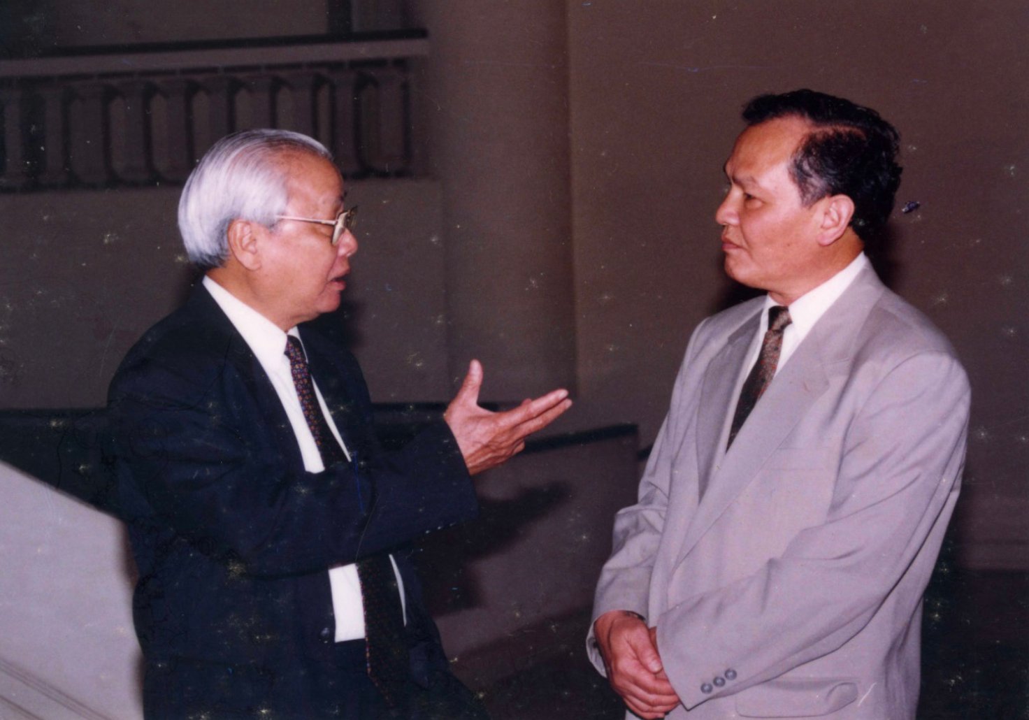 Thủ tướng Võ Văn Kiệt - Nhà cải cách, đổi mới kinh tế hàng đầu của Đảng, trao đổi với TSKH Lê Văn Châu về việc xây dựng mô hình phát triển thị trường chứng khoán mang bản sắc Việt Nam Thủ tướng Võ Văn Kiệt - Nhà cải cách, đổi mới kinh tế hàng đầu của Đảng, trao đổi với TSKH Lê Văn Châu về việc xây dựng mô hình phát triển thị trường chứng khoán mang bản sắc Việt Nam 