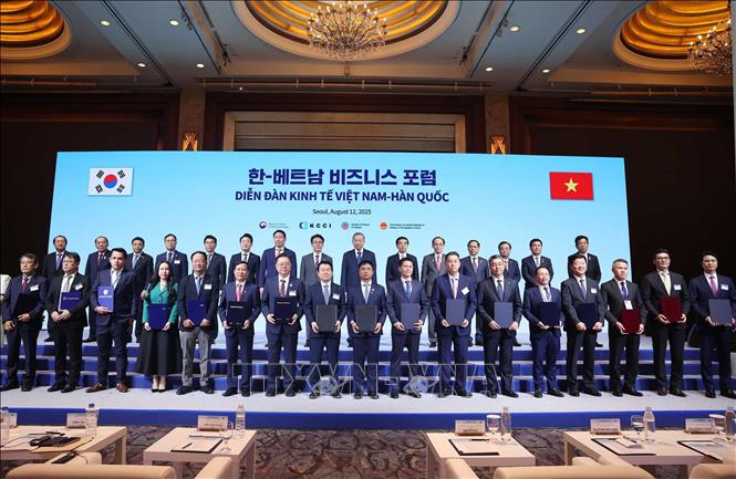 Tổng Bí thư Tô Lâm và Thủ tướng Hàn Quốc Kim Min Seok chứng kiến các đơn vị, doanh nghiệp trao thoả thuận hợp tác. (Ảnh: TTXVN) Tổng Bí thư Tô Lâm và Thủ tướng Hàn Quốc Kim Min Seok chứng kiến các đơn vị, doanh nghiệp trao thoả thuận hợp tác. (Ảnh: TTXVN)