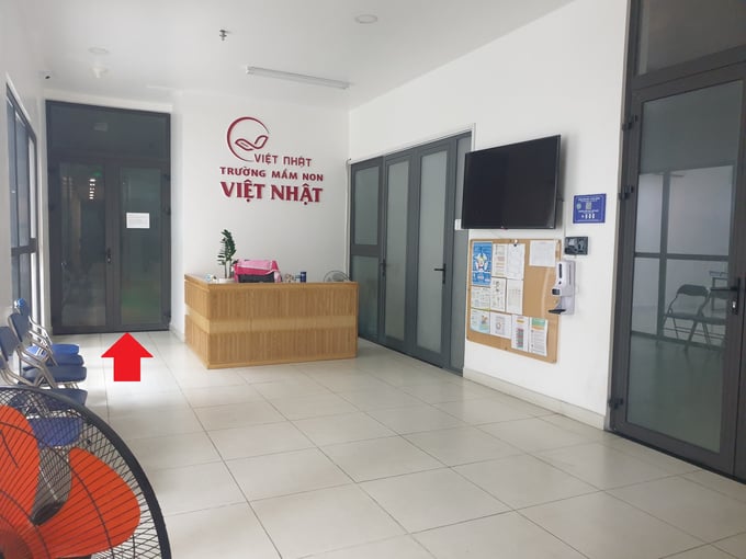 Khu vực sân chơi 300m2 bị chiếm dụng làm nhà trẻ (hướng mũi tên đỏ) Khu vực sân chơi 300m2 bị chiếm dụng làm nhà trẻ (hướng mũi tên đỏ)