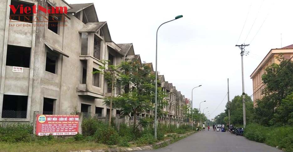 Sau hơn 10 năm triển khai, dự án Khu dân cư đô thị tại khu đô thị Bắc Hà Tĩnh do HUD làm chủ đầu tư vẫn trong trạng thái “đang thực hiện”... Sau hơn 10 năm triển khai, dự án Khu dân cư đô thị tại khu đô thị Bắc Hà Tĩnh do HUD làm chủ đầu tư vẫn trong trạng thái “đang thực hiện”... 