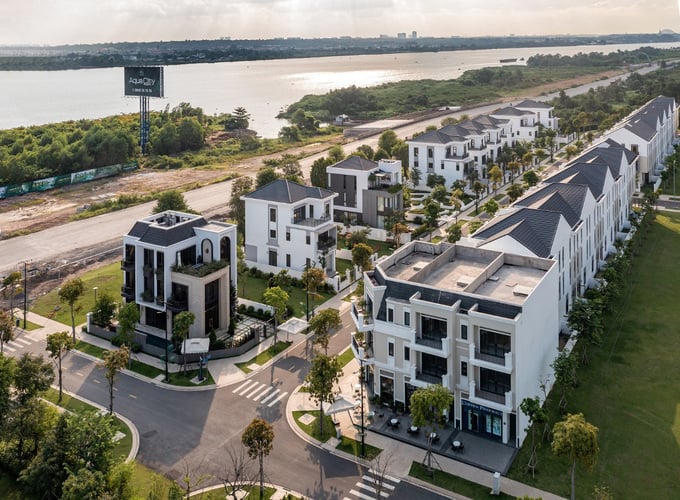 Điển hình nhất cho gánh nặng này là Novaland (NVL). Dù giá trị tồn kho chỉ tăng nhẹ 2,4% so với đầu năm, song con số tồn kho lên tới 150.113 tỷ đồng (chiếm hơn 60% tổng tài sản) vẫn thực sự là một thách thức lớn đối với doanh nghiệp bất động sản. Điển hình nhất cho gánh nặng này là Novaland (NVL). Dù giá trị tồn kho chỉ tăng nhẹ 2,4% so với đầu năm, song con số tồn kho lên tới 150.113 tỷ đồng (chiếm hơn 60% tổng tài sản) vẫn thực sự là một thách thức lớn đối với doanh nghiệp bất động sản. 