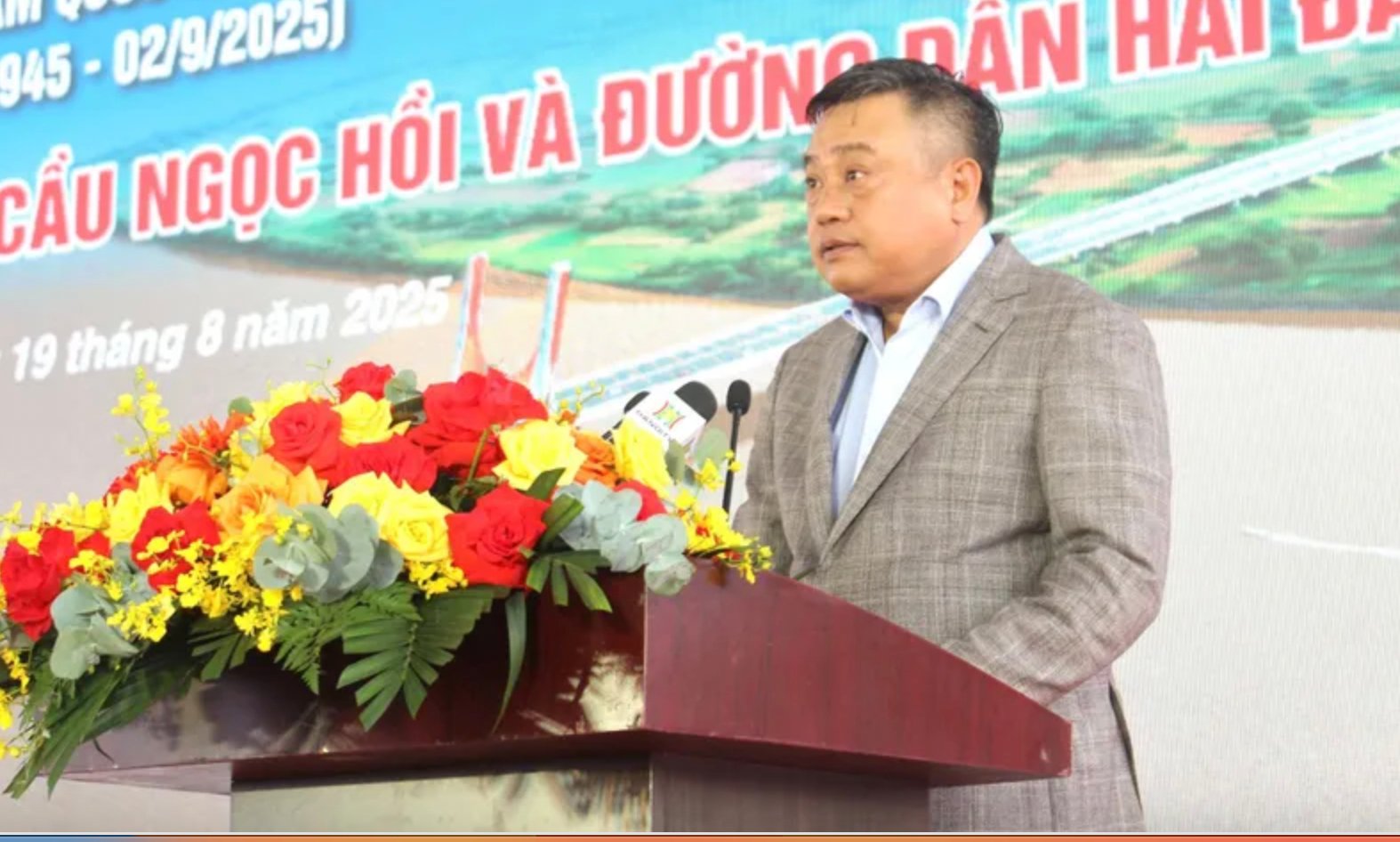 Chủ tịch UBND TP Hà Nội Trần Sỹ Thanh. Chủ tịch UBND TP Hà Nội Trần Sỹ Thanh.